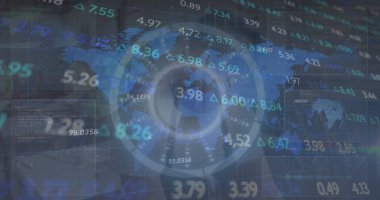 Bilgisayar ekranında, veri panelleri ve kod panelleri ile dünya haritasını kaplayan dairesel gösterge gösteriliyor. Bilgi grafikleri, analitikler, veri görselleştirme, yazılım, dijital, teknoloji, finans