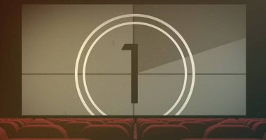Sinemada klasik film gerisayımını gösteren projeksiyon ekranı, kırmızı sinema koltuklarıyla. Tiyatro, konser salonu, klasik, sinematik, nostaljik, retro, atmosfer