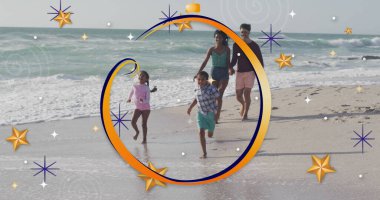 Sahilde aileleri tarafından takip edilen, altın hilal çerçeveli ve okyanus dalgalarıyla koşan çocuklar. Aile, tatil, deniz kenarı, eğlence, macera, uyum, coşku