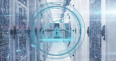 Veri merkezi koridorunu sunucu raflarıyla kaplayan yüzen dijital bulut güvenlik simgesi. Teknoloji, siber güvenlik, veri, altyapı, dijital, ağ, modern