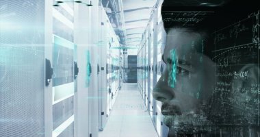 Bilgi işlem mühendisi veri merkezi koridorundaki kod yayınlarını sunucu raflarıyla inceleyerek, kopyalama alanı oluşturdu. Teknoloji, siber güvenlik, yenilik, fütüristik, dijital, profesyonel, ağ