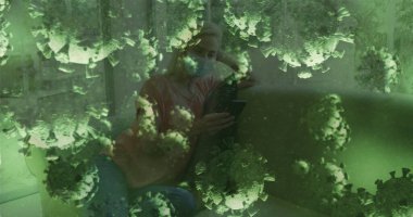 Akıllı telefon taraması, yüz maskesi takan kadın oturma odasında kanepede oturuyor ve virüs grafikleri var. Sağlık, sağlık, koruma, dijital, ev, konfor, modern