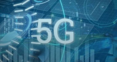 Şehir trafiğine karşı 5G yazılı pankart, yuvarlak tarayıcılar ve veri işleme. Küresel ağ ve iş teknolojisi kavramı