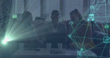 Ofiste dizüstü bilgisayarda çalışan iş arkadaşları, dosya bardakları ve ağ kaplamalarıyla birlikte çalışma salonunda. Takım, yenilik, iletişim, başlangıç, profesyonel, dijital, modernist