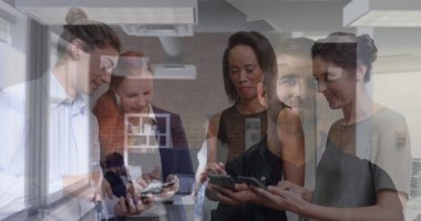 Modern çalışma alanının penceresinin yanında duran yedi profesyonel akıllı telefon ve tablet ekranları paylaşıyorlar. İşbirliği, takım çalışması, teknoloji, modernlik, iş dünyası, başlangıç, iletişim