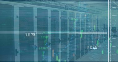 Veri merkezi koridorunda veri kaplamalarıyla birlikte merkezi sunucu dolapları ve kablo tepsileri gösteriliyor. Teknoloji, veri, siber güvenlik, altyapı, fütüristik, dijital, analitik