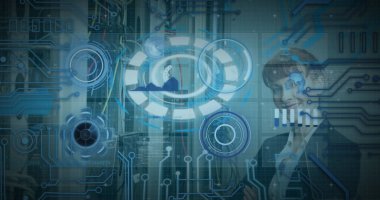 Sunucu odasındaki beyaz kadın mühendis üzerinde 5G yazılı mesaj pankartı ve yuvarlak tarayıcılar. Küresel ağ ve iş veri depolama teknolojisi kavramı