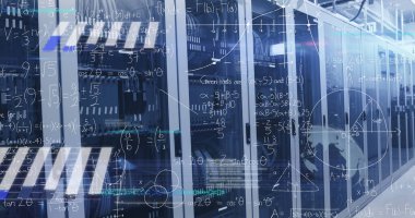 Veri merkezinde cam-ön sunucu rafları ve bıçaklar ve LED 'ler gösteriliyor. Formüller üst üste konuyor. Teknoloji, veri, siber güvenlik, ağ, dijital, altyapı, modern