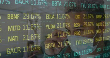 Gözlük maskeli adam, maske ve yeşil süveter takıp, saatli gösteriyi ofiste ayarlıyor. Teknoloji, analitik, işyeri, yenilik, veri, kurumsal, gelecekçi