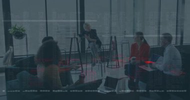 Münazara takımının yozlaşmayı göstermek için iş toplantısına dönüşen kod hatlarını gördükten sonra. İşbirliği, takım çalışması, dijital bozulma, modernlik, şirket, yenilik, profesyonel