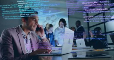 Akıllı telefon çağrısına katılan bir adam kod incelemesi için kodları yazarken aynı zamanda kodları inceleyen meslektaşları oluyor. İşbirliği, teknoloji, takım çalışması, yenilik, modern, kurumsal, dijital