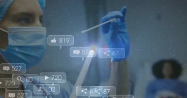 Tıbbi uzmanlar örnek alıyor ve tutuyor. Bağlılık gösteren sosyal medya simgeleri ekliyor. Sağlık, tanı, teknoloji, sosyal medya, dijital müdahale, klinik, laboratuvar