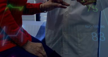 Doktor muayenede parmaklarıyla izleme cihazına basıyor. Hayati dalga formlarını gösteriyor. Teşhis, sağlık, biyometrik, klinik, teknoloji, meslek, sağlık