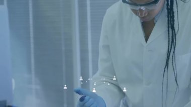 Bilim adamı pipet seçiyor ve yüzen simgelerin belirmesi ve sonra kaybolması için örnekler topluyor. Laboratuvar, araştırma, bilimsel, enstrümantasyon, kesinlik, deney, yenilik