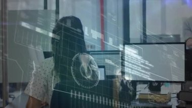 Meslektaşı gözden geçirmek için hologramlarla planları alırken kadın mühendis daktilo kodunu giriyor. Teknoloji, yenilik, işbirliği, çalışma alanı, dijital, veri görselleştirme, geleceksel