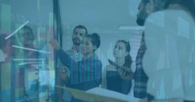 Baş analist işaretleyiciyi alıyor ve cam tahta üzerine yapışkan notlar ekliyor veri analizi konuşmaları. İşbirliği, takım çalışması, analitik, iş, beyin fırtınası, görsel, strateji