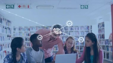 Kütüphanede veri akışını sağlayan ağ simgelerini gösteren dizüstü bilgisayarları gösteren eğitimci rehber grubu. İşbirliği, eğitim, dijital, bağlantı, yenilik, öğrenme, takım çalışması