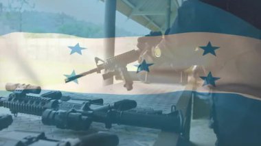 Tüfek kapan ve namluyu şarj eden bir adam silah eğitiminde görsel ve işitsel olarak hareketli çağrılar yapıyor. Ateşli silahlar, hassasiyet, güvenlik, eğitim, açık hava, taktik, ekipman