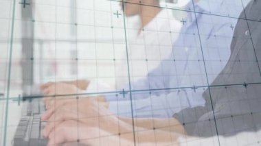 Klavyeye yazıp kulaklıkla konuşan dört çağrı merkezi ajanı, müşteri aramalarıyla ilgileniyor. İşbirliği, takım çalışması, iletişim, profesyonel, teknoloji, ofis, üretkenlik