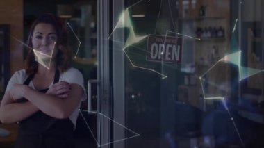 Kafe sahibi açık tabelanın arkasında duruyor ve iş teknolojisi dönüşümlü dünya ile örtüşüyor. Modern, yenilik, bağlantı, dijital, girişim, profesyonel, canlı