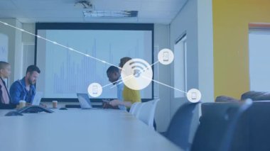 Ağ simgeleri odaya yayılırken dört iş arkadaşı slaytları kaydırıyor ve iş verilerini tartışıyor. İşbirliği, bağlantı, teknoloji, takım çalışması, veri, dijital, yenilik