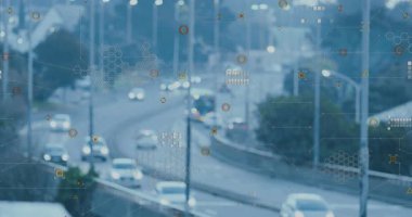 Şehir otoyolu, lambaların altında giden arabaların ikon izleme araçlarını çalıştırdığını gösteriyor. Akıllı ulaşım, dijital altyapı, veri analizleri, kentsel hareketlilik, bağlantı, modern tasarım, teknoloji entegrasyonu