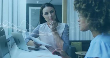 Avrupalı yönetici, takım toplantısı sırasında dizüstü bilgisayarı uzattı ve dalga biçimini etkinleştirdi. İşbirliği, iletişim, takım çalışması, profesyonel, modern, ofis, tartışma