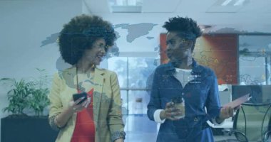 İş arkadaşları ofis koridorunda yürürken akıllı telefon kayması dünya haritası verilerinin örtüşmesine neden oluyor. İşbirliği, ağ oluşturma, dijital, modern, iletişim, takım çalışması, teknoloji