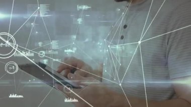 Teknoloji analisti tablet tıkırtısı kullanarak ağ hatlarını birleştiren dalga formlarını analiz ediyor. Fütürist, dijital, yenilikçi, arayüzler, bağlantı, teknik bilgi, minimalizm