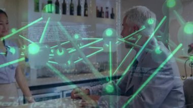 İşletme danışmanı yüzen ağa bağlanıyor ve meslektaşı veri akışlarını tartışıyor. Teknoloji, yenilik, işbirliği, dijital, bağlantı, modern, profesyonel