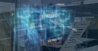 Akıllı telefonları dinleyen bir kadın ve masadaki holografik veri küplerini takip eden bir adam teknik analizi görselleştiriyor. İşbirliği, yenilik, dijital, gelecek, ofis, teknoloji, takım çalışması