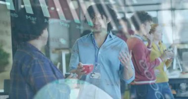 Profesyonel iş adamı kırmızı kupa tutuyor ve konuşuyor. Çizelgeleri AR gösterge paneline dönüştürüyor. İşbirliği, takım çalışması, yenilik, dijital, teknoloji, modern, beyin fırtınası