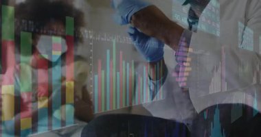 Doktor şırıngaya sıvı çekerken ve çocuğa aşı uygularken veri tabloları canlandırılıyor. Tıbbi, sağlık, pediatri, aşı, klinik, veri görselleştirme, profesyonellik