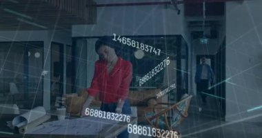 Kadın tasarımcı masadaki fırçalama planları, yüzen kod yoğunlaştırma ve iş arkadaşı teftişe katılıyor. Profesyonel, işbirliği, yenilik, teknoloji, mimari, çalışma alanı, modern