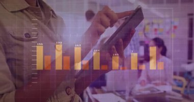 Açık ofiste tablet tıklatan ve satış trendlerini takip eden animasyon çizelgeleri yapan profesyonel bir kadın. İş, analitik, finansal, dijital, kurumsal, modern, takım çalışması