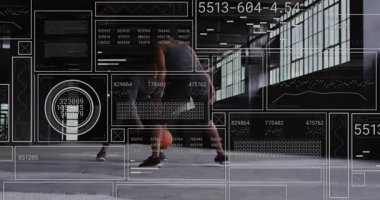 Depoda top süren erkek sporcu, savunma aynaları ve eğitim için veri örtüsü ile hareket ediyor. Eğitim, çeviklik, spor giyim, teknik, rekabet, şehir, performans