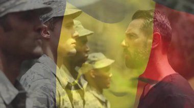 Kamuflajlı askerler ayakta duruyor, komutan içeri giriyor ve bayrak dalgalanmasına neden oluyor. Askeri, disiplin, vatanseverlik, liderlik, birlik, cesaret, tetikte olmak.