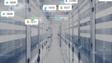 Sunucu rafı koridoru açılıyor simgeler kümeleniyor ve sürükleniyor, ağ yükü gösteriliyor. Teknoloji, veri, dijital, bağlantı, yenilik, fütüristik, ağ