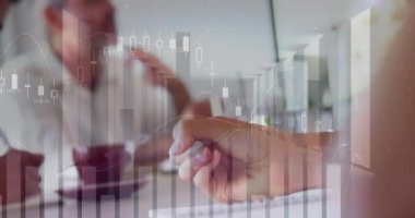 Ekip basılı kağıtları geçerken finans konuşmaları kıvılcımlanıyor. Danışman da animasyon şamdan çizelgeleri gösteriyor. İşbirliği, tartışma, beyin fırtınası, seminer, profesyonellik, strateji, takım çalışması