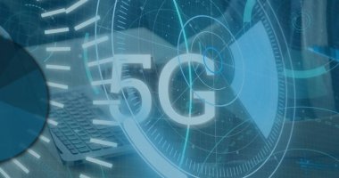 Bilgisayarı kullanan kişinin orta bölümünde 5G yazılı mesaj pankartı ve yuvarlak tarayıcı görüntüsü. Küresel ağ ve iş teknolojisi kavramı