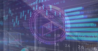 Sunucu raflarını kaplayan dairesel gösterge paneli, şamdanla, veri merkezinde çubuk grafikleriyle gösteriliyor. Teknoloji, yenilik, veri, analitik, dijital, güvenlik, ağ