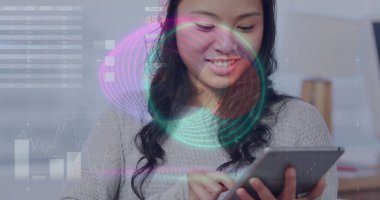 Gri kazak giyen gülümseyen kadın, evdeki tablette holografik çizelgelerle verileri inceliyor. Teknoloji, veri, analitik, dijital, profesyonel, modern, çalışma alanı