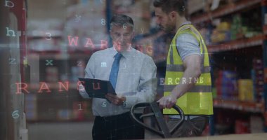 Denetmen ve çalışan depo koridorunda envanteri tartışıyor, tablet, palet kriko, güvenlik. Endüstriyel, takım çalışması, iletişim, güvenlik, teknoloji, lojistik, girişim