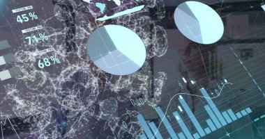 İş adamları, interaktif harita ve veri tablolarıyla ofis toplantılarında eğitim görüyorlar. Teknoloji, yenilik, işbirliği, veri görselleştirme, dijital, analitik, kurumsal