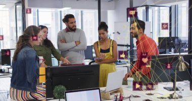 Modern ofiste, ağ hatları ve monitörlerle birlikte çalışan beş meslektaş. İşbirliği, beyin fırtınası, takım çalışması, yenilik, çalışma alanı, üretkenlik, dijital