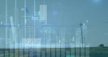 Şehrin eteklerindeki çim tarlasında dönen rüzgar türbinleri görülüyor. Finansal haritalar örtüşüyor. Sürdürülebilir enerji, yenilenebilir kaynaklar, dijital analitik, çevre manzarası, gelecekçi teknoloji, çevre dostu, kentsel kenar mahalleler