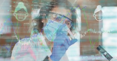 Laboratuvar bilim adamı PPE ile laboratuvar bankında veri tablosu ve rakamlarıyla mikroskop örneği inceliyor. Bilim adamı, araştırma, yenilik, analitik, teknoloji, profesyonel, fütüristik