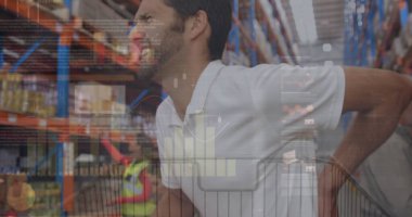 Alışverişci adam koridordaki rafların üzerindeki dijital veri tablolarını el arabası ve eşyalarıyla görüyor. Perakende, ticaret, analitik, teknoloji, modern, endüstriyel, envanter