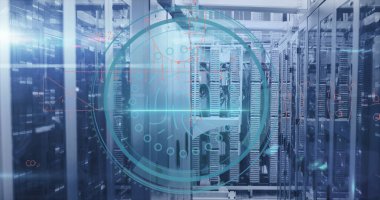 Veri merkezinde ışık ve kablolar ile parlayan dijital HUD kaplamalı raf koridoru gösteriliyor. Teknoloji, veri, siber güvenlik, ağ oluşturma, yenilik, modern, gelecekçi