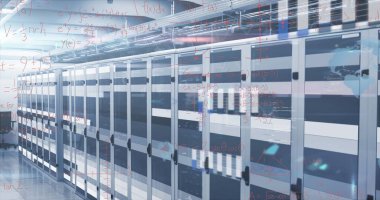 Veri merkezi koridorunda askı sunucuları gösteriliyor, cam kapılar, kablo tepsiler, serinletici fayanslar gösteriliyor. Teknoloji, veri, altyapı, siber güvenlik, sanayi, modern, dijital